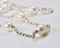 Joli Beau As Worn By 'Mary Berry' Pearl Set On An A Silver Chain Necklace